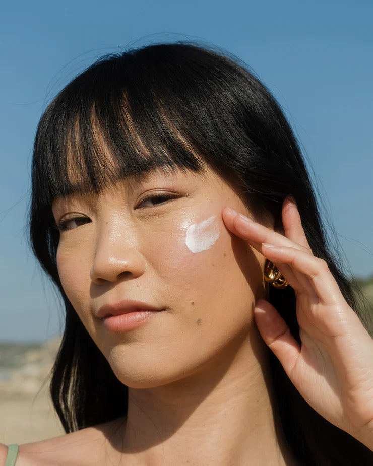 Non-comedogenic mineral sunscreen applied on sensitive skin